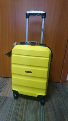 Міні пластикова валіза Wings AT01 на 4 колесах ручна поклажа жовта At01 XS yellow фото